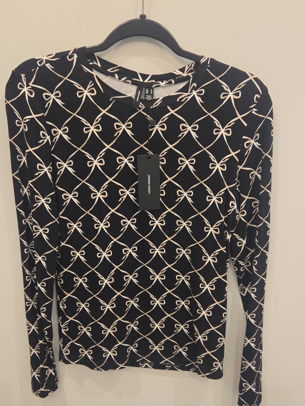 NWT Vero Moda Black Bow-Print Long Sleeve Top. Size Medium.